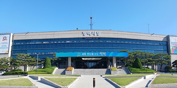 

<figure>” /><figcaption>
<figure></figcaption></figure>
<p>【아이뉴스24 임정규 記者】京畿道平沢市は、駐韓米軍基地の移転に伴う地域発展を支援する『平沢支援特別法』の有効期限延長を柱とする改正法案が国会の国防委員会全体会議を通過したことについて、66万人の市民とともに歓迎の意を示した。</p>
<p>市によると、24日、国会の国防委員会は、現行で2026年12月31日に終了する予定だった『駐韓米軍基地移転に伴う平沢市等の支援に関する特別法』の有効期限を延長する改正案を可決した。</p>
<p>2004年に制定されたこの特別法は、駐韓米軍基地の平沢移転に伴う地域社会の損害を補償し、発展を支援するために設けられた。</p>
<p>市はこれまで、高徳国際学校の誘致や工場の新設・増設といった主要政策の完了や、未了の地域開発事業の推進力を確保するために法の延長が不可欠であると主張し、国防部や地域の政治勢力と緊密に協議してきた。</p>
<p>今回の改正案が今後、国会本会議で最終可決されれば、平沢市は大規模開発事業や住民支援政策をより安定的かつ効率的に推進するための制度的基盤を維持できる。</p>
<p>市は今回の法案可決が平沢を国際都市へ飛躍させる重要な契機となるだけでなく、国家の安全と地域発展という二つの課題を同時に解決する模範事例になると期待している。</p>
<p>鄭長善市長は、この平沢支援特別法の国防委可決は駐韓米軍基地移転事業を着実に完了し、返還供与区域の開発・地域発展を完遂するために不可欠な措置だと述べ、国会本会議でも最終可決されるよう全力を尽くすと表明した。</p>
</div>
		</article>
		<!-- 기사뷰 뉴스 하단 AD -->
		<article class=