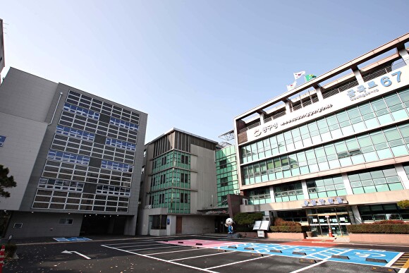 

<figure>” /><figcaption>
<figure></figcaption></figure>
<p>この待遇改善手当は、高齢者ケアの最前線で働く介護職員の勤務環境を安定させ、長期療養サービスの質を高めるために設けられた。</p>
<p>支援対象は3月1日現在、東区内の対象機関に6か月以上勤務している介護職員。家族介護業務のみを担当する介護職員は対象外だ。</p>
<p>待遇改善手当の支給額は年10万ウォン（約1万615円）で、長期療養機関44ヶ所に勤務する600人余りが恩恵を受ける見込みだ。</p>
<p>キム・チャンジン東区庁長は「黙々と職務を果たす介護職員は地域社会の福祉の頼れる支えであり、欠かせない人材だ」と述べ、今回の処遇改善手当を通じて従事者の勤務環境や処遇の向上に引き続き努めるとした。</p>
</div>
		</article>
		<!-- 기사뷰 뉴스 하단 AD -->
		<article class=
