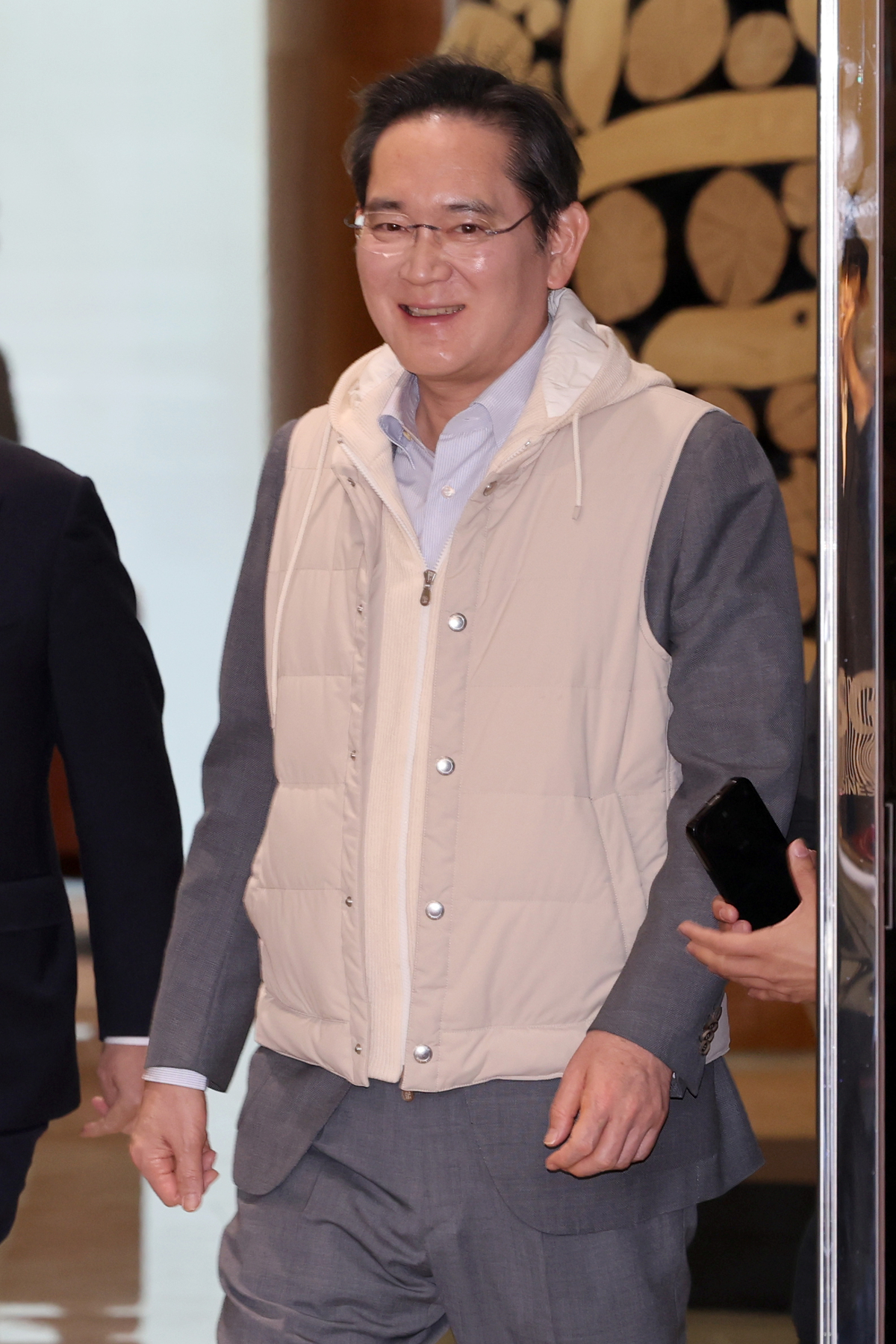 유럽 출장 일정을 마친 이재용 삼성전자 회장이 13일 서울 강서구 서울김포비즈니스항공센터(SGBAC)를 통해 귀국하고 있다. 연합뉴스