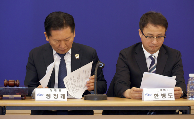 더불어민주당 정청래 대표와 한병도 원내대표가 13일 전북 순창군 발효미생물산업진흥원에서 열린 현장 최고위원회의에서 회의 자료를 보고 있다. 연합뉴스