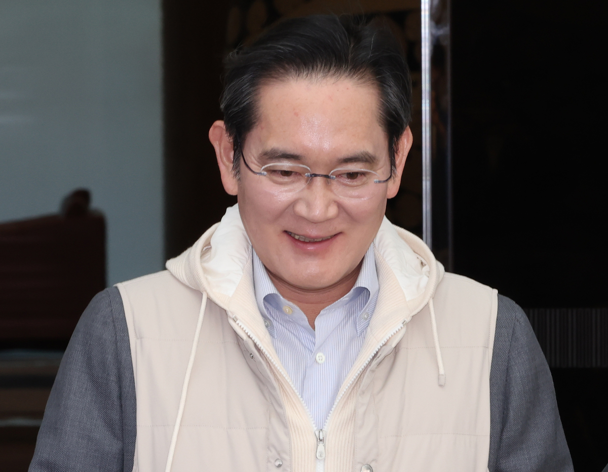 유럽 출장 일정을 마친 이재용 삼성전자 회장이 13일 서울 강서구 서울김포비즈니스항공센터(SGBAC)를 통해 귀국하고 있다. 연합뉴스