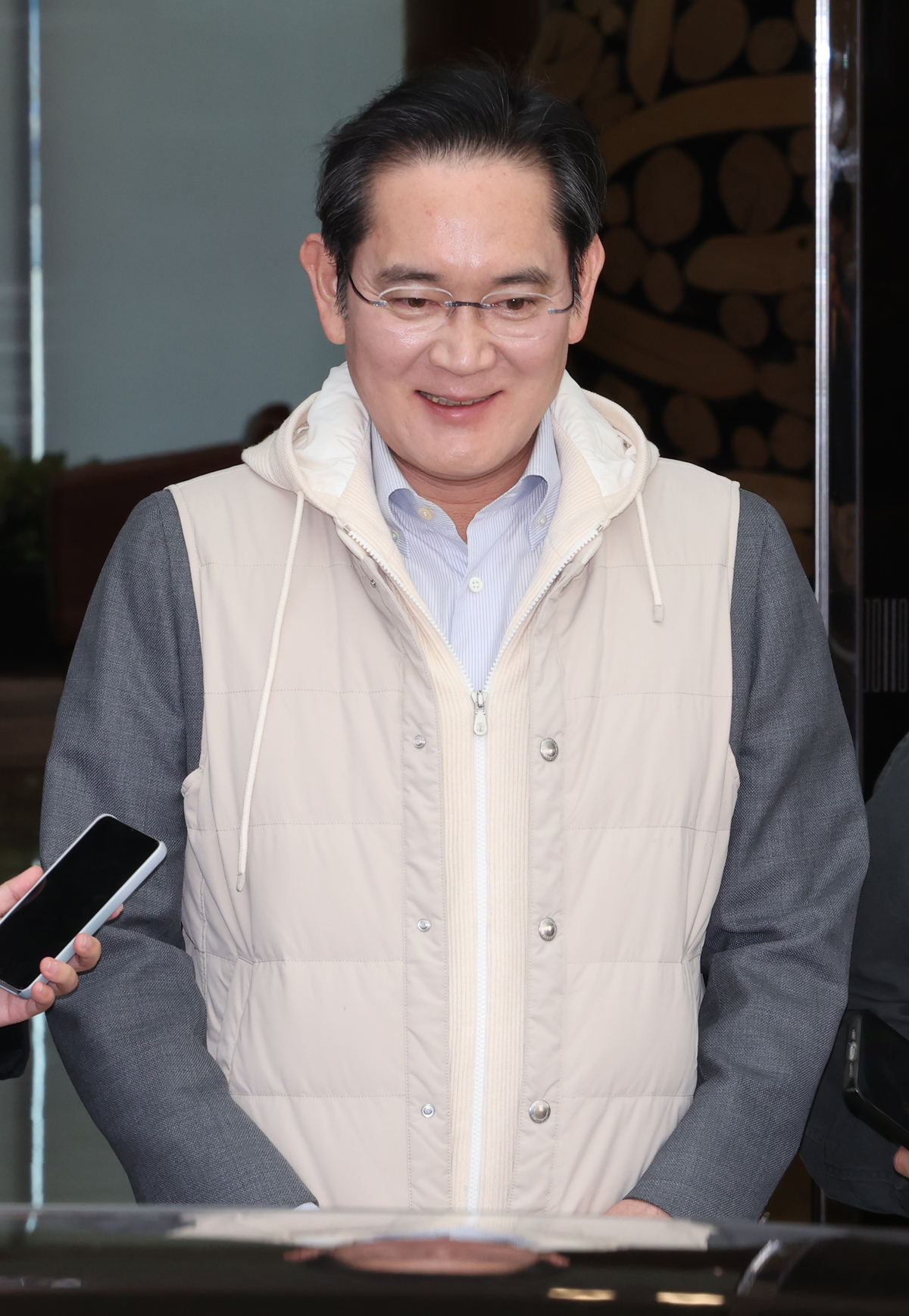 유럽 출장 일정을 마친 이재용 삼성전자 회장이 13일 서울 강서구 서울김포비즈니스항공센터(SGBAC)를 통해 귀국하고 있다. 연합뉴스