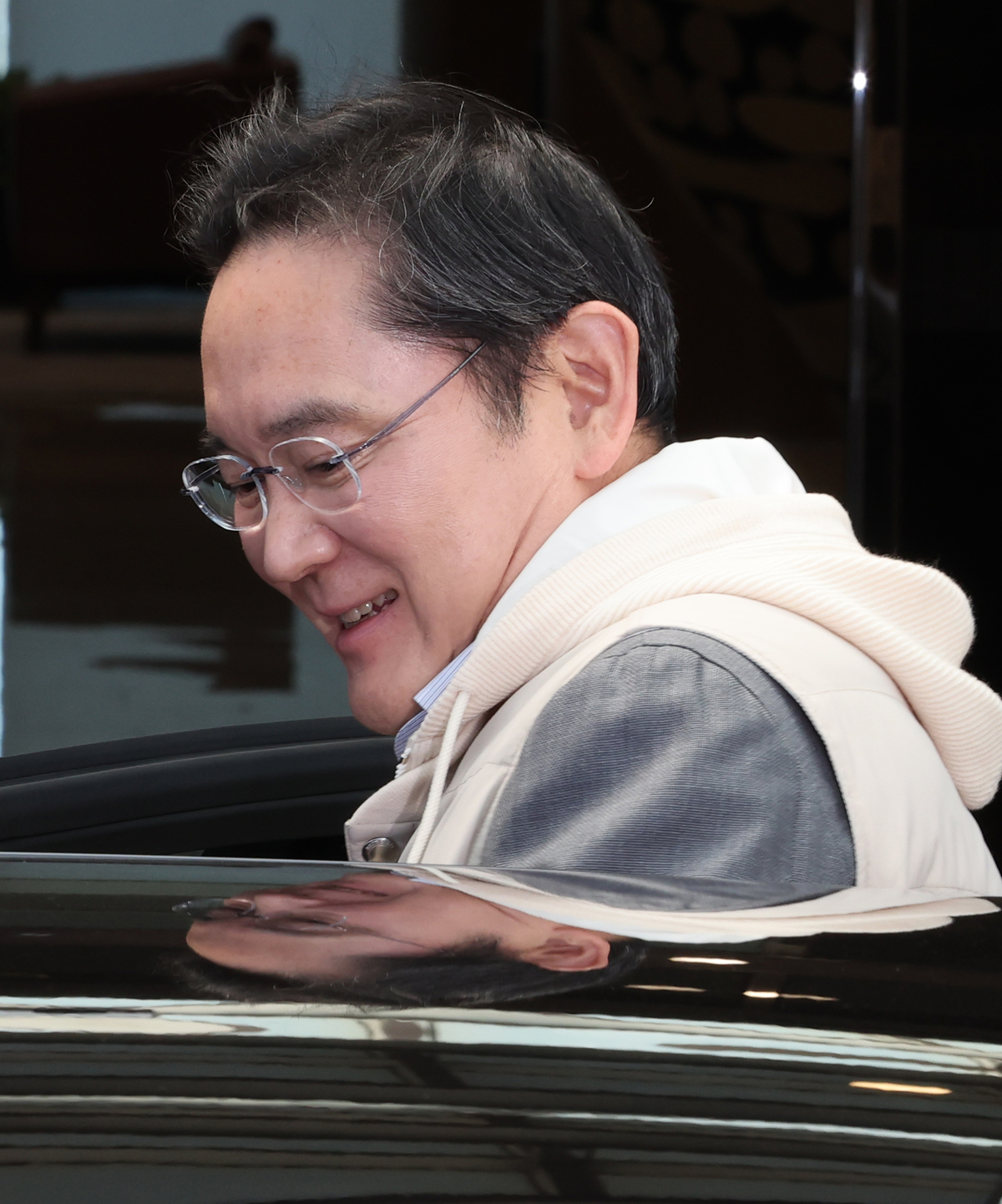 유럽 출장 일정을 마친 이재용 삼성전자 회장이 13일 서울 강서구 서울김포비즈니스항공센터(SGBAC)를 통해 귀국하고 있다. 연합뉴스
