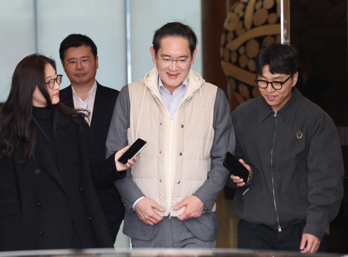 유럽 출장 일정을 마친 이재용 삼성전자 회장이 13일 서울 강서구 서울김포비즈니스항공센터(SGBAC)를 통해 귀국하고 있다. 연합뉴스