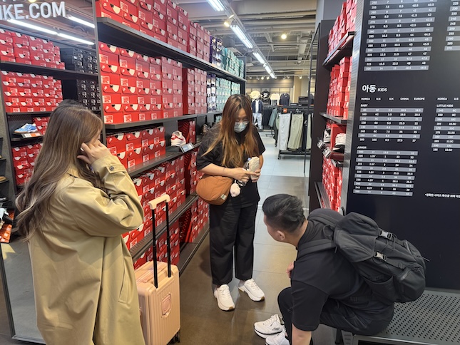 &nbsp;  Jun and Janice from Singapore shop at Yeoju Premium Outlets on the morning of the 27th. / Photo: Shinsegae Simon