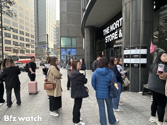 &nbsp;  At 9 a.m. on the 27th, foreign visitors waited at Myeong-dong Station to board the Shinsegae Simon Yeoju Premium Outlets tour bus. / Photo by Hyein Jeong, reporter hij@ Foreign tourists and customers lined up in front of the Prada store. / Photo by Hyein Jeong, reporter hij@