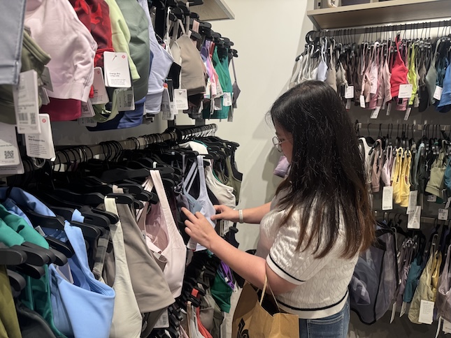 &nbsp;  Sithe from Thailand shops at Yeoju Premium Outlets on the morning of the 27th. / Photo: Shinsegae Simon