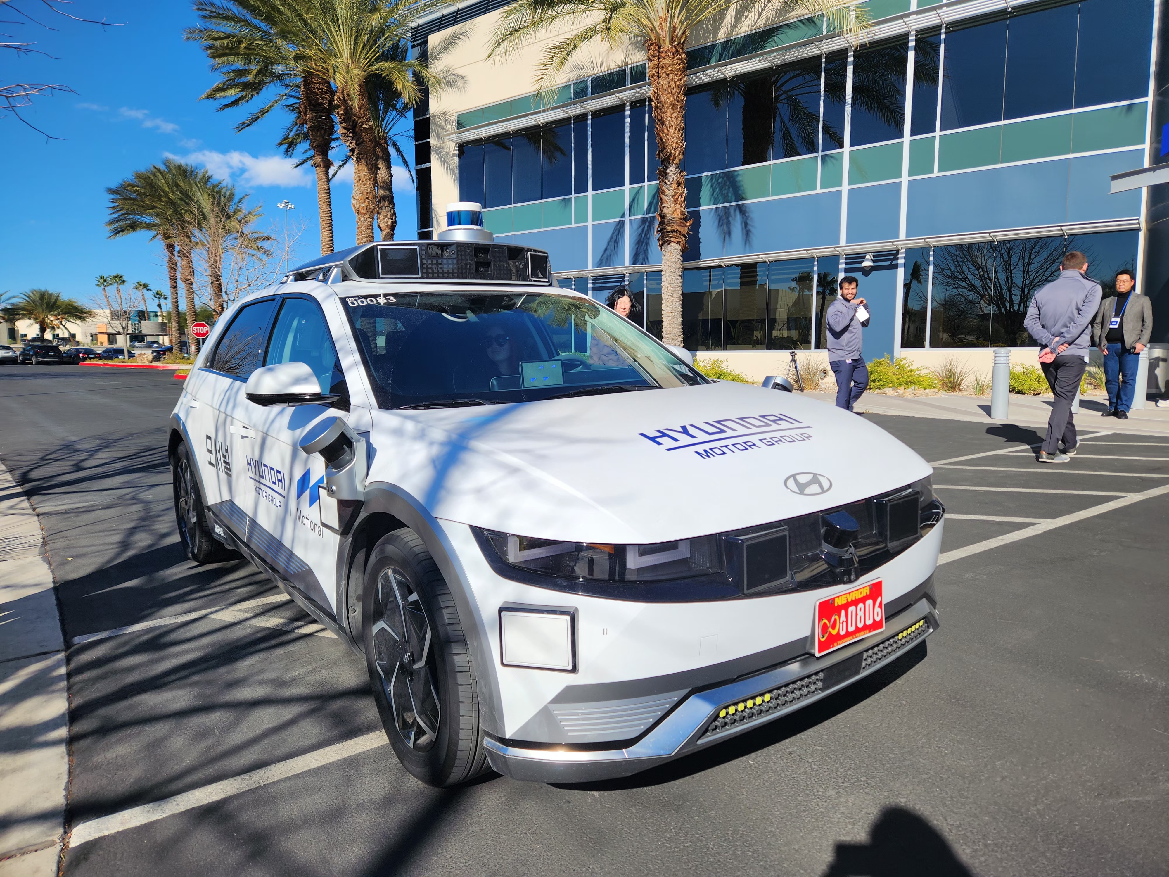 Motional\'s fully autonomous robo-taxi. / Photo by Doda Sol