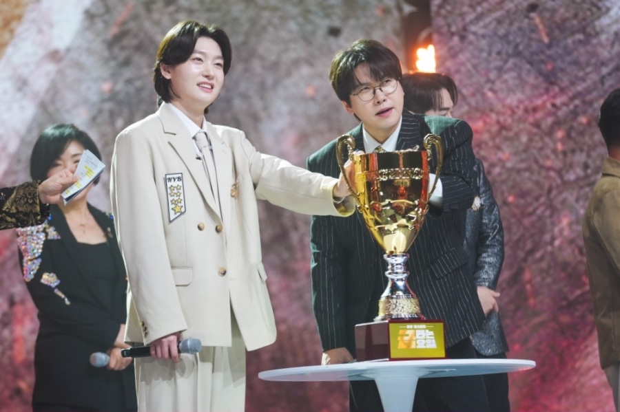 김용빈과 춘길이 '골든컵 트로피'를 두고 경합을 펼친다. / 사진 : TV CHOSUN '금타는 금요일'