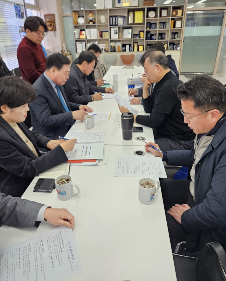 Muan County Governor Kim San met with Rep. Kim Won on March 7 to discuss attracting semiconductor companies to the Muan RE100 National Industrial Complex and the need for a semiconductor-focused cluster in the western region. (Provided by Muan County)