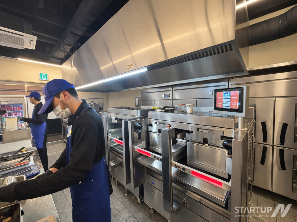 The Eniai hamburger-cooking robot Alpha Grill installed at the Downtowner Seolleung location