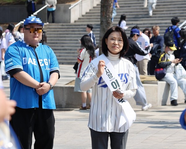 ▲Former Broadcasting, Media and Communications Commission member Lee Jin-sook greets citizens at Daegu Samsung Lions Park. Photo = Former Commissioner Lee Jin-sook, captured from social media