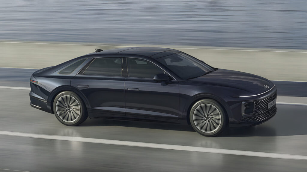 BYD unveils PHEV sedan Seal 08 / Source: Hyundai