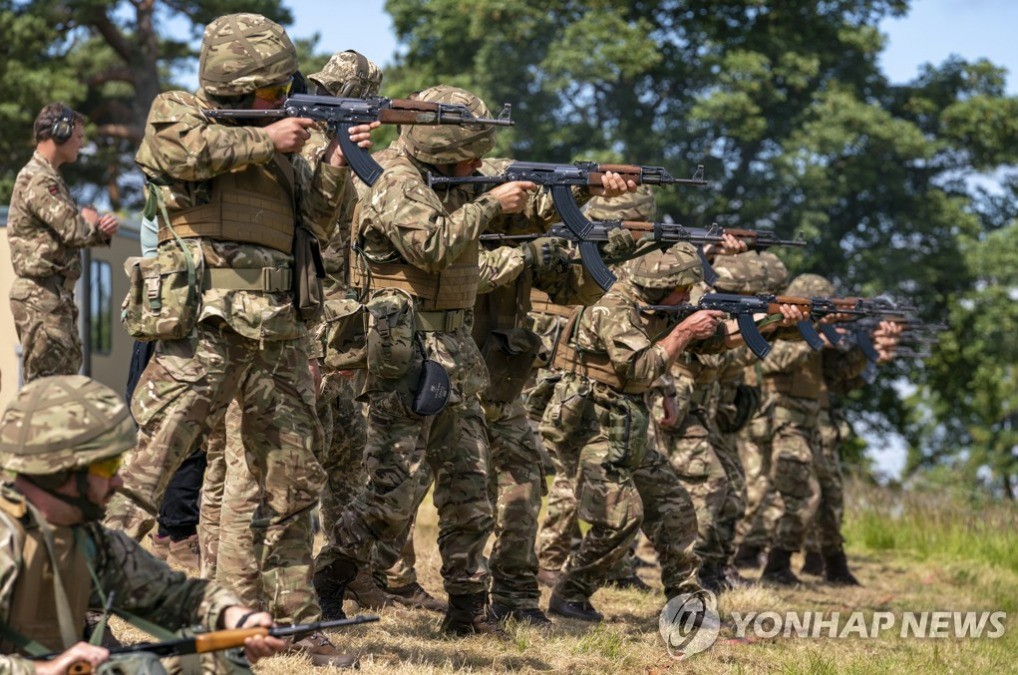 &nbsp;  Ukrainian recruits undergoing weapons training in the U.K. / Source: Yonhap News