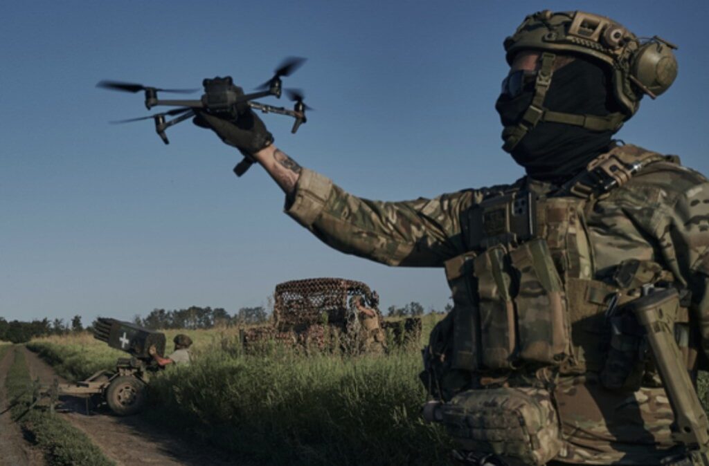 &nbsp;  A soldier from Ukraine’s 28th Brigade launching a drone / Source: Yonhap