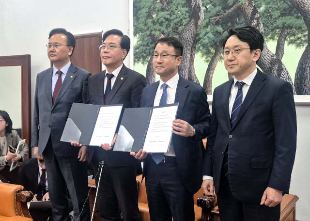 ▲Party floor leaders pose in the National Assembly speaker’s office on the 30th, holding the agreement on the April extraordinary session schedule. From left: People Power Party Deputy Floor Operations Chief Yoo Sang-beom, Floor Leader Song Eon-seok, Democratic Party Floor Leader Han Byung-do, and Deputy Floor Operations Chief Cheon Jun-ho. ⓒYonhap News