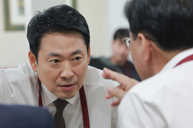 &nbsp;   ▲People Power Party leader Jang Dong‑hyuk visits a restaurant inside Yeongdeungpo Market in Seoul on the 13th, where he had lunch and spoke with floor leader Song Eon‑seok. ⓒYonhap News