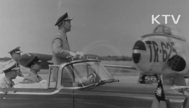 ▲ A \'Daehan News\' item covering President Chiang Kai-shek\'s air force review. At the time, the South Korean government treated news from Free China with the same importance as news from the United States. © Screenshot from the YouTube channel \'KTV Archive\'