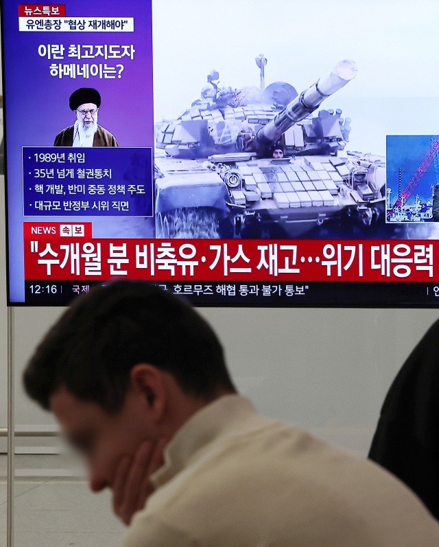 ▲As U.S. and Israeli strikes heightened tensions across the Middle East and prompted cancellations on routes including flights to Dubai, international travelers at Incheon Airport watched the coverage on the 1st. ⓒYonhap