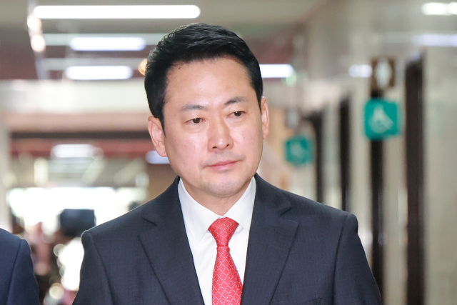 ▲People Power Party leader Jang Dong-hyeok leaves his office at the National Assembly on the 25th and heads to the floor leader’s office. ⓒYonhap