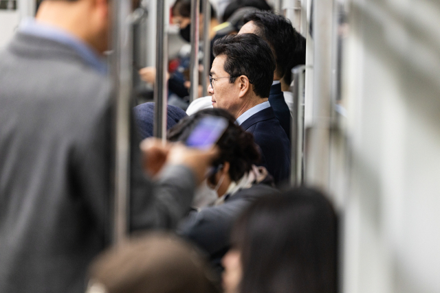 ▲Jeong Won-oh, the Democratic Party (South Korea)\'s Seoul mayoral candidate and former Seongdong District mayor, rides the subway in Seoul on the 25th. ⓒYonhap
