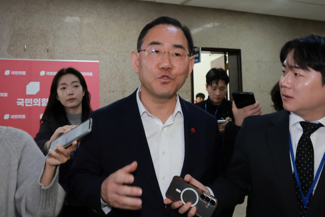 ▲People Power Party lawmaker Joo Ho-young leaves the National Assembly on the 26th of last month after meeting with the party\'s Daegu and North Gyeongsang lawmakers to discuss a special bill on integrating Daegu and North Gyeongsang. ⓒYonhap News