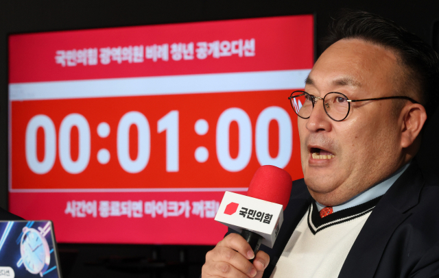 ▲Comedian Lee Hyuk-jae delivers opening remarks on the 26th before judging the People Power Party\'s regional proportional youth public audition at the party\'s central office in Yeouido, Yeongdeungpo District, Seoul. ⓒYonhap News