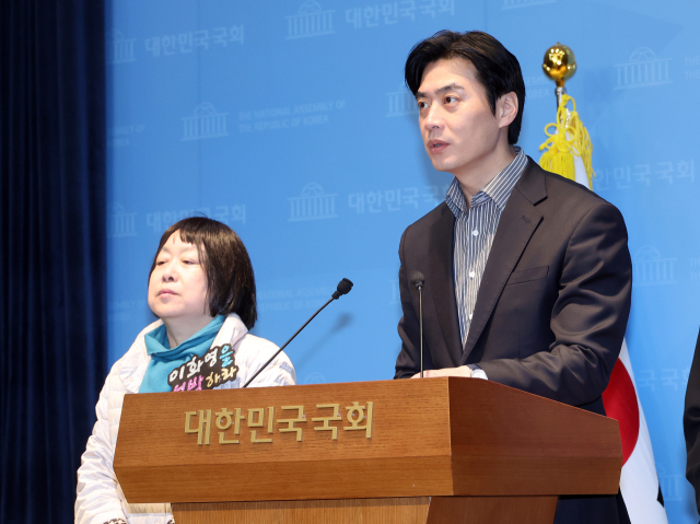 ▲ Democratic Party lawmaker Han Jun-ho on the 27th at the National Assembly press center said the recently released Ministry of Justice special inspection document exposes the reality of a fabricated prosecution investigation, and he called for a parliamentary probe to uncover the truth and for the release of former Gyeonggi Vice Governor Lee Hwa-young. Left: Baek Jeong-hwa, the wife of former Vice Governor Lee Hwa-young. ⓒ Yonhap News