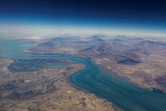 ▲A view of the Clarence Strait separating Qeshm Island—home to an IRGC naval base that monitors tankers transiting the Strait of Hormuz—and the Iranian mainland. ⓒReuters=Yonhap News