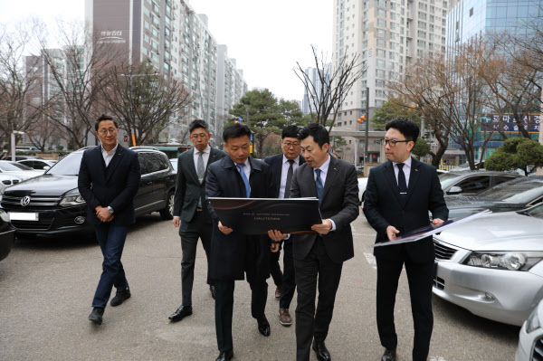 [땅집고] 신반포 19ㆍ25차 현장을 찾은 송치영 사장(왼쪽에서 세 번째)/포스코이앤씨