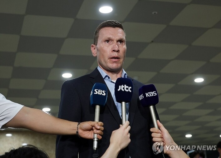 2025년 10월 5일 오전 8시 4분께 경기 수원시 권선구의 한 1천800세대 규모 아파트에서 지하 주차장 1층에 주차된 벤츠 전기차에 불이 났다. (사진=경기도 소방재난본부)