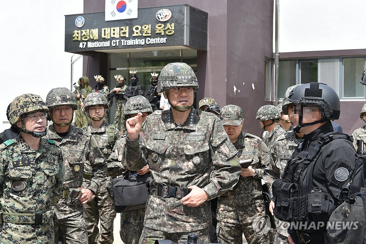 합참의장, 707특임단 훈련 참관…”적 지도부 제거 최정예 부대” | 연합뉴스 / 연합뉴스