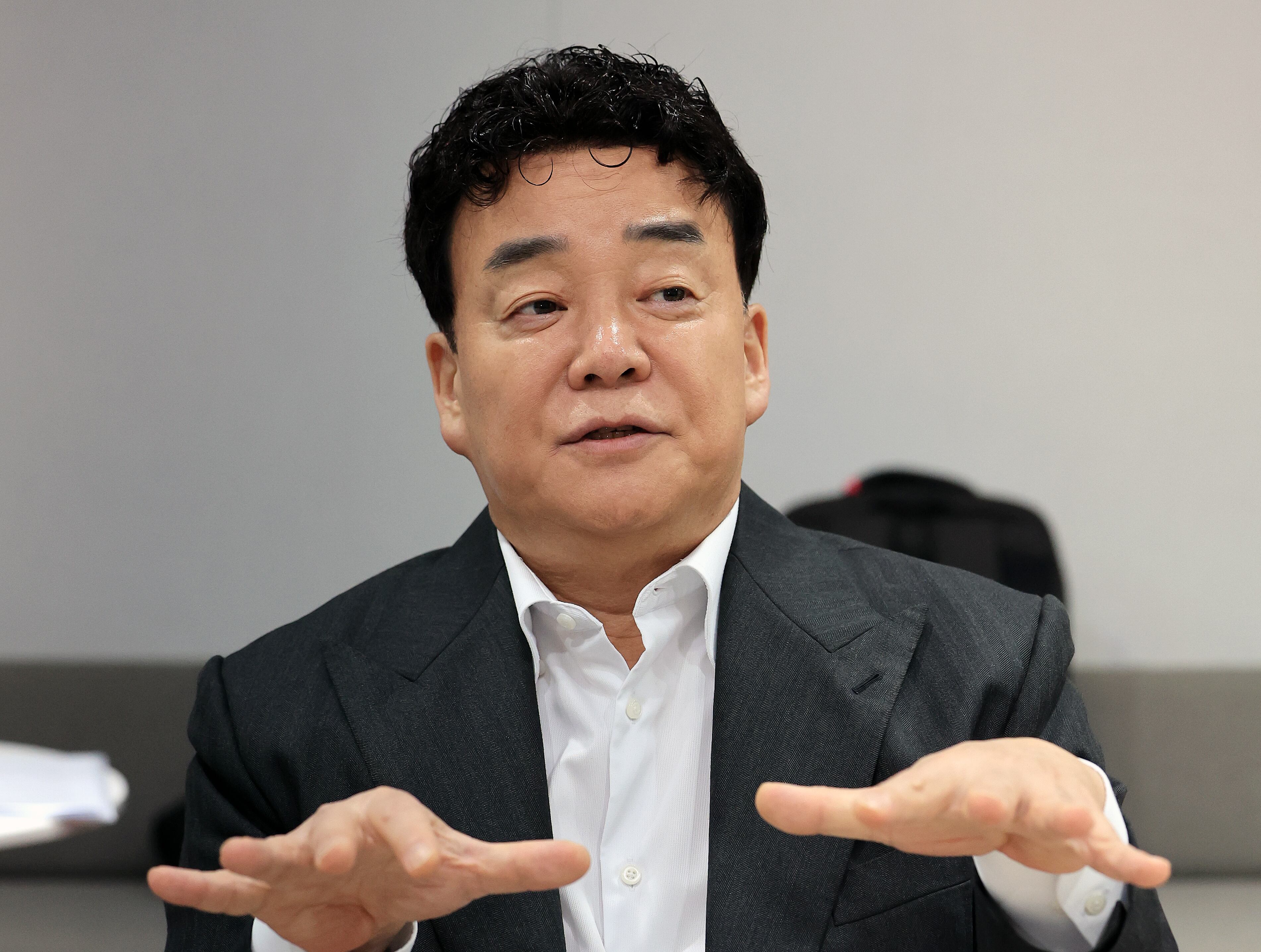 백종원 더본코리아 대표가 31일 서울 서초구 더본코리아별관에서 열린 기자간담회에서 취재진 질문에 답변하고 있다. /뉴스1