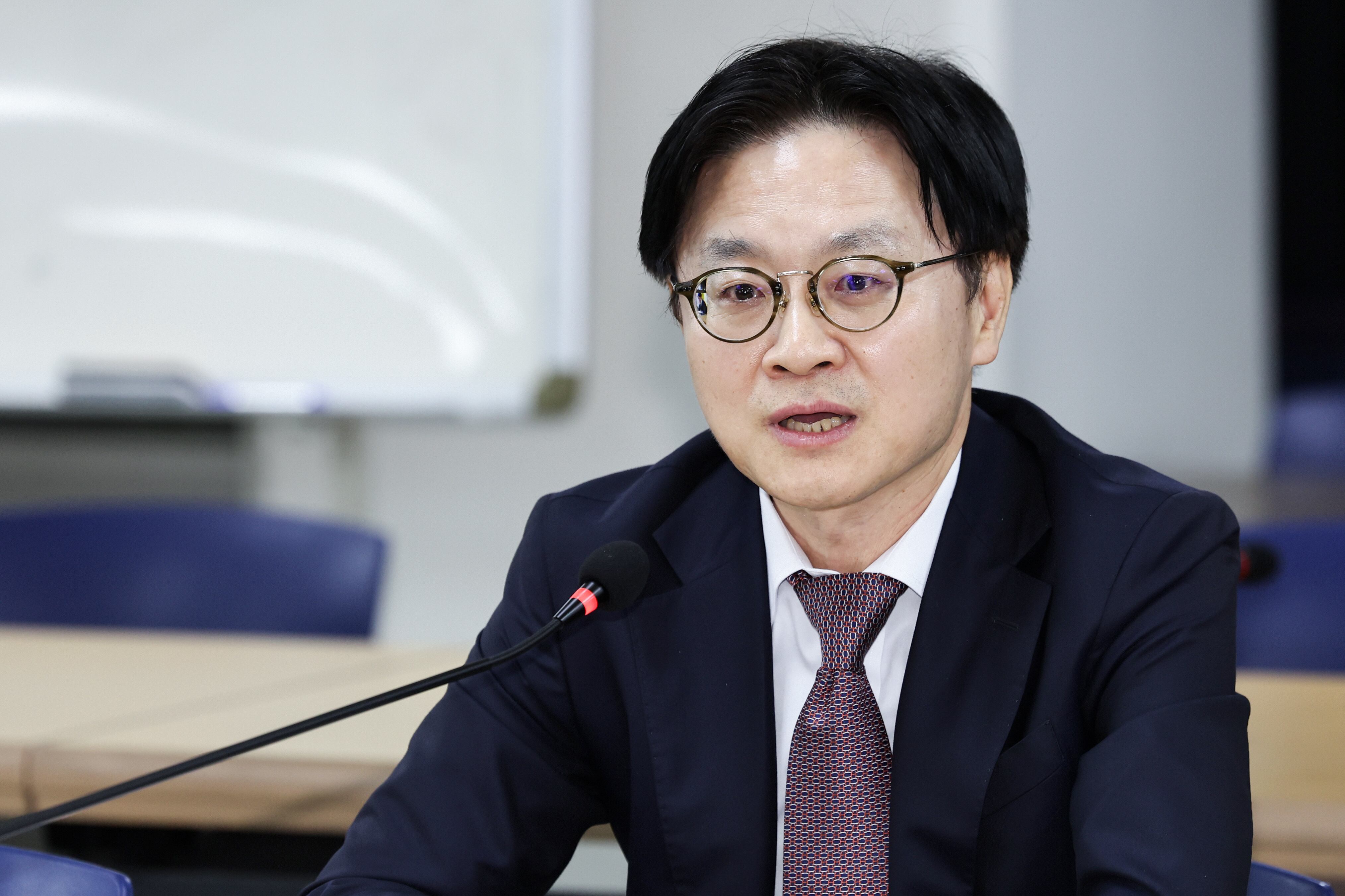 김정관 산업통상부 장관이 30일 오후 서울 영등포구 한국노총 대회의실에서 김동명 한국노총 위원장과 간담회를 갖고 발언하고 있다. /뉴스1