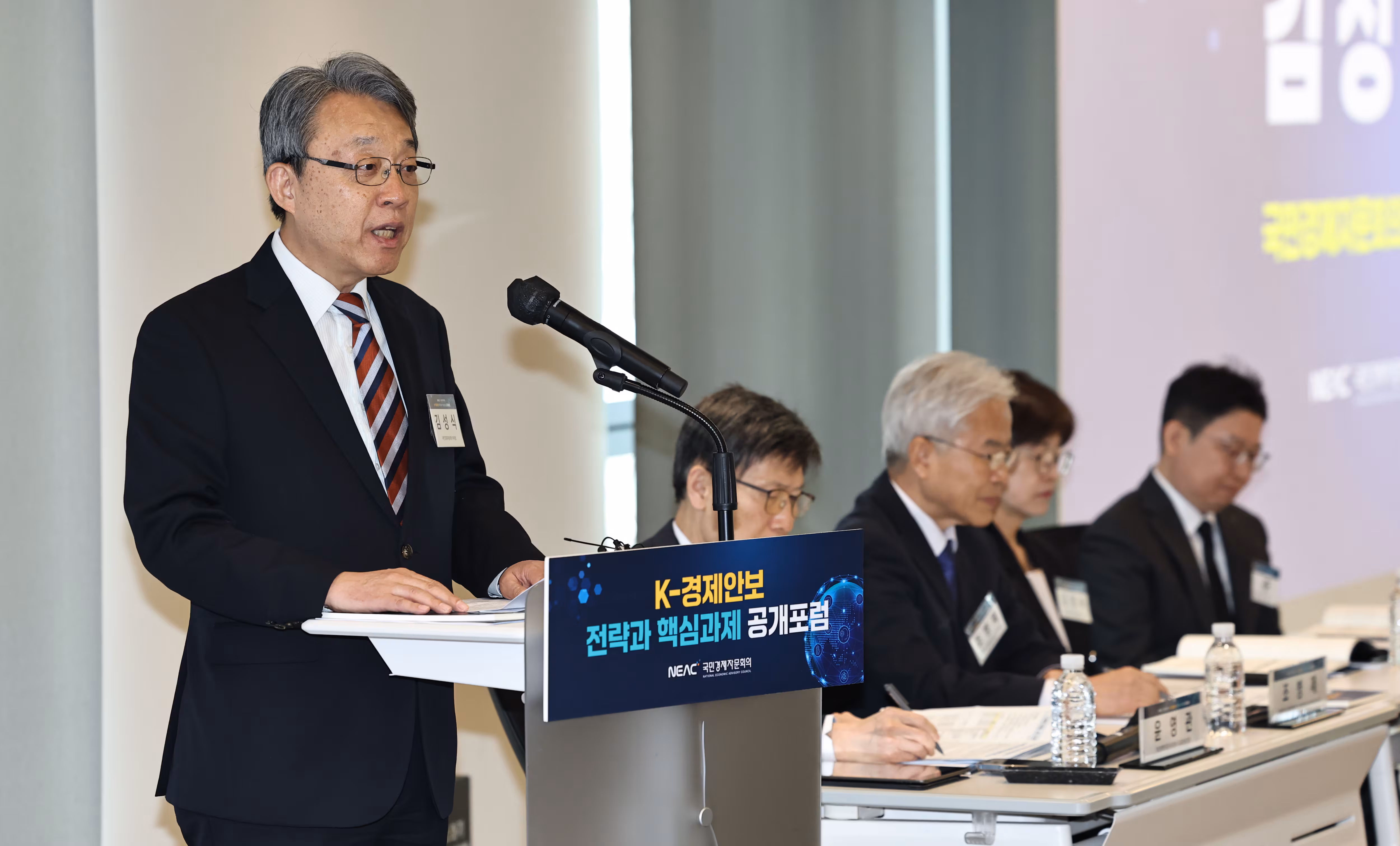 김성식 국민경제자문회의 부의장이 25일 서울 종로구 센트로폴리스에서 열린 K-경제안보 전략과 핵심과제 공개포럼에서 개회사를 하고 있다./연합뉴스