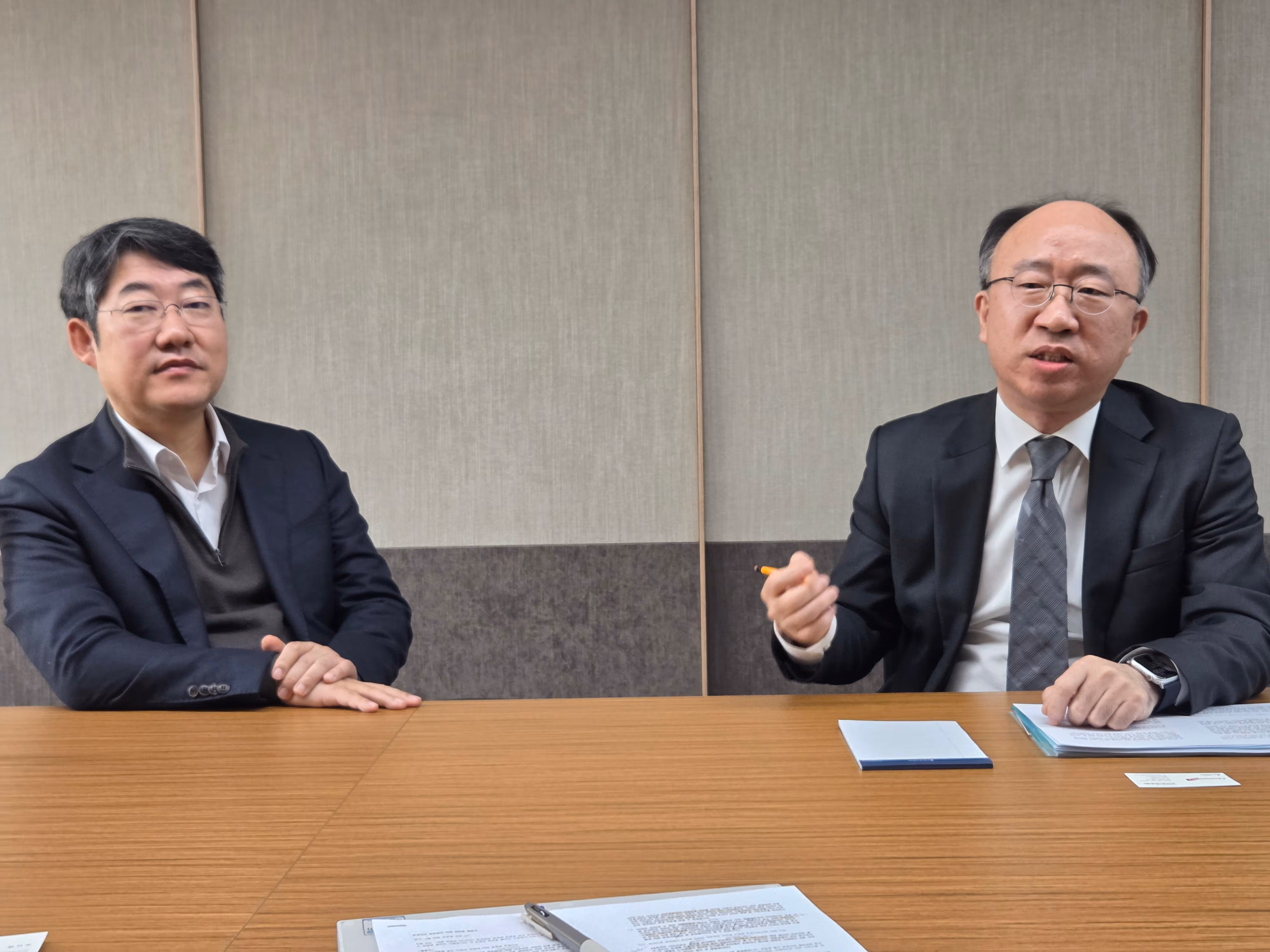 법무법인 이제 권국현(왼쪽) 대표변호사와 김기수 변호사가 지난 20일 서울 종로구 사무실에서 인터뷰를 하고 있다. /손덕호 기자