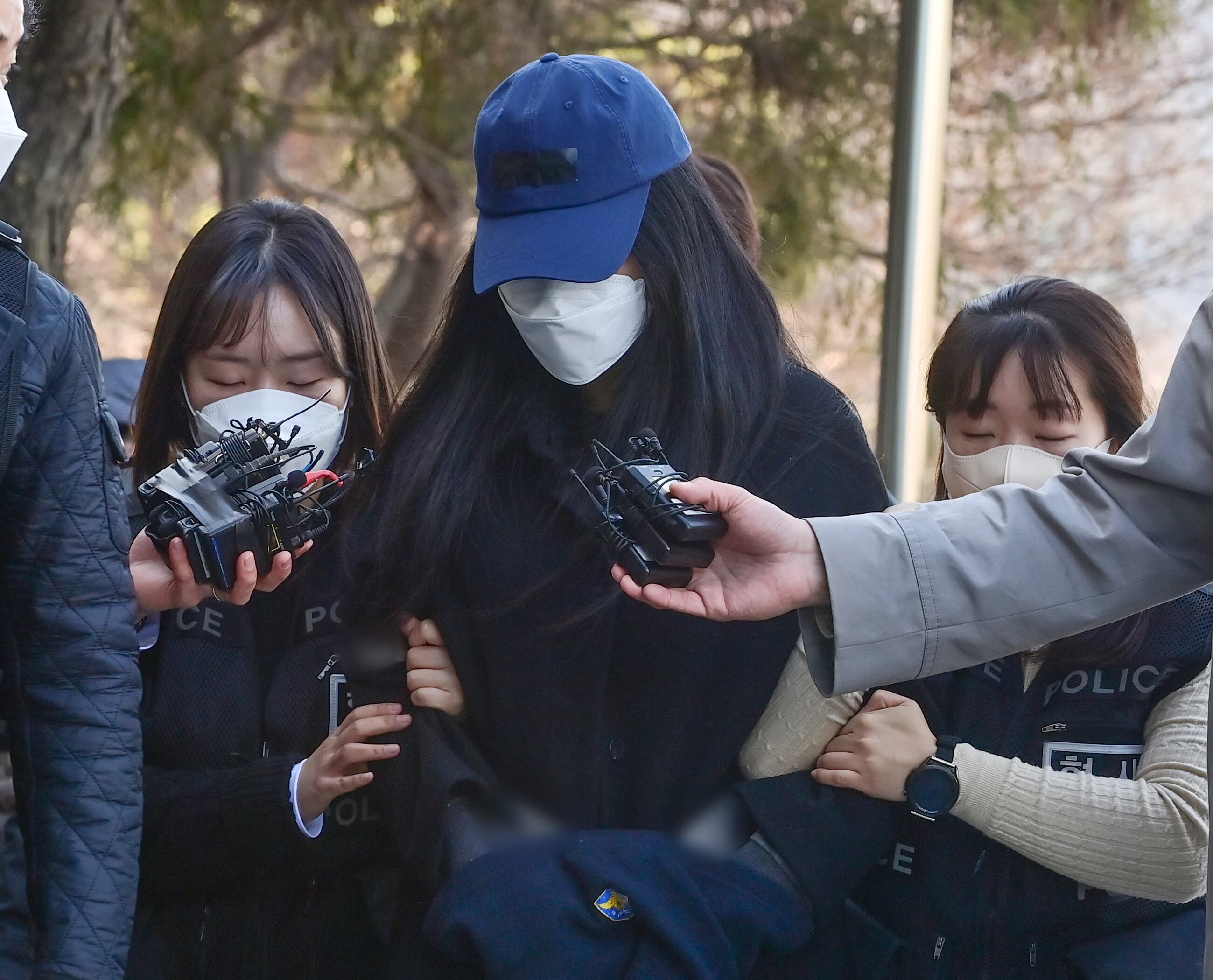 세 살배기 딸을 학대해 숨지게 한 30대 여성 A씨가 지난 19일 경기 안산시 단원구 수원지방법원 안산지원에서 열린 구속 전 피의자 심문(영장실질심사)에 출석하고 있다. /뉴스1
