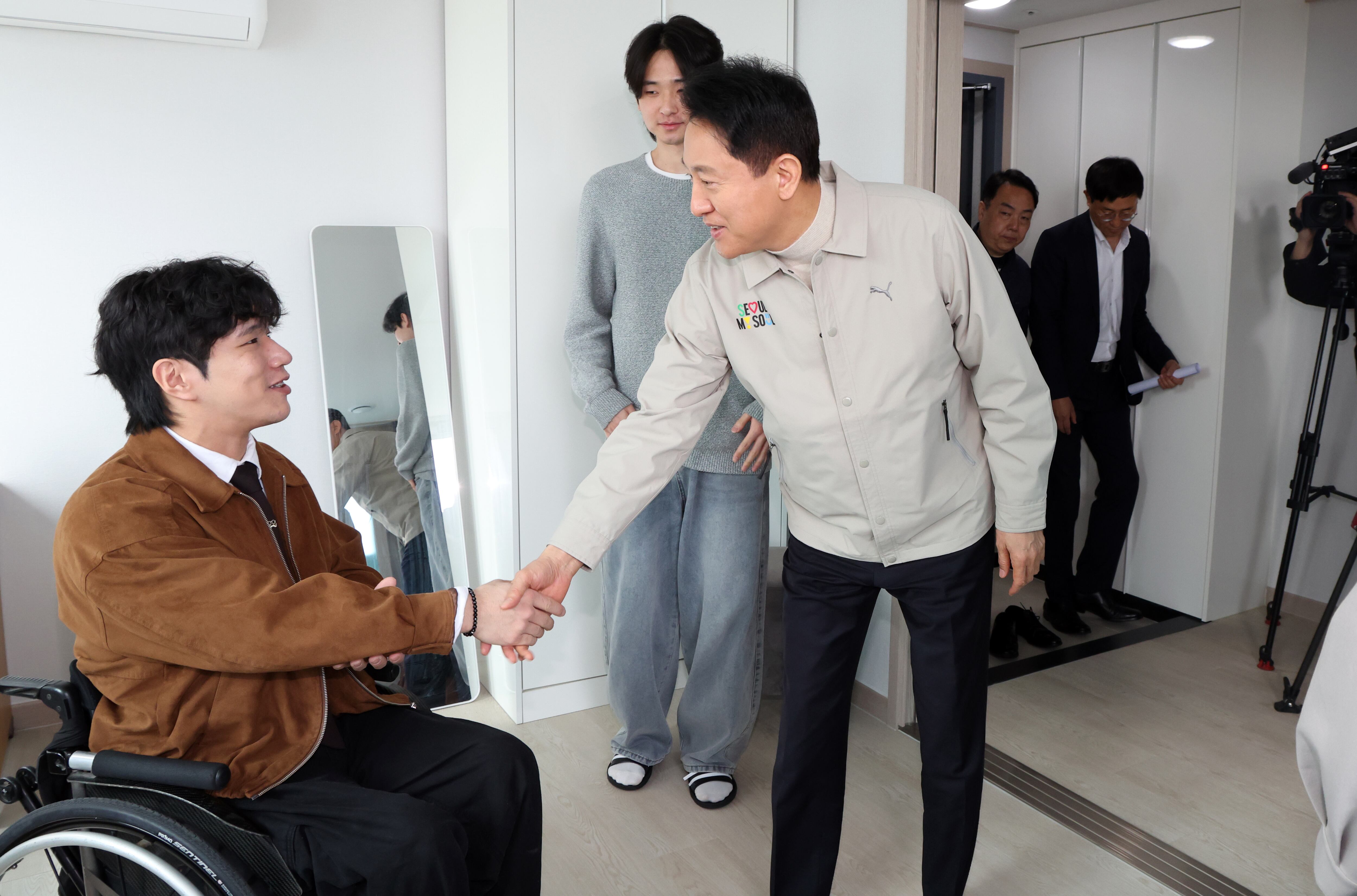 오세훈 서울시장이 27일 서울 강동구 위국헌신 청년주택에서 서해수호의 날을 맞아 '청년부상제대군인'들을 만나고 있다. /뉴스1