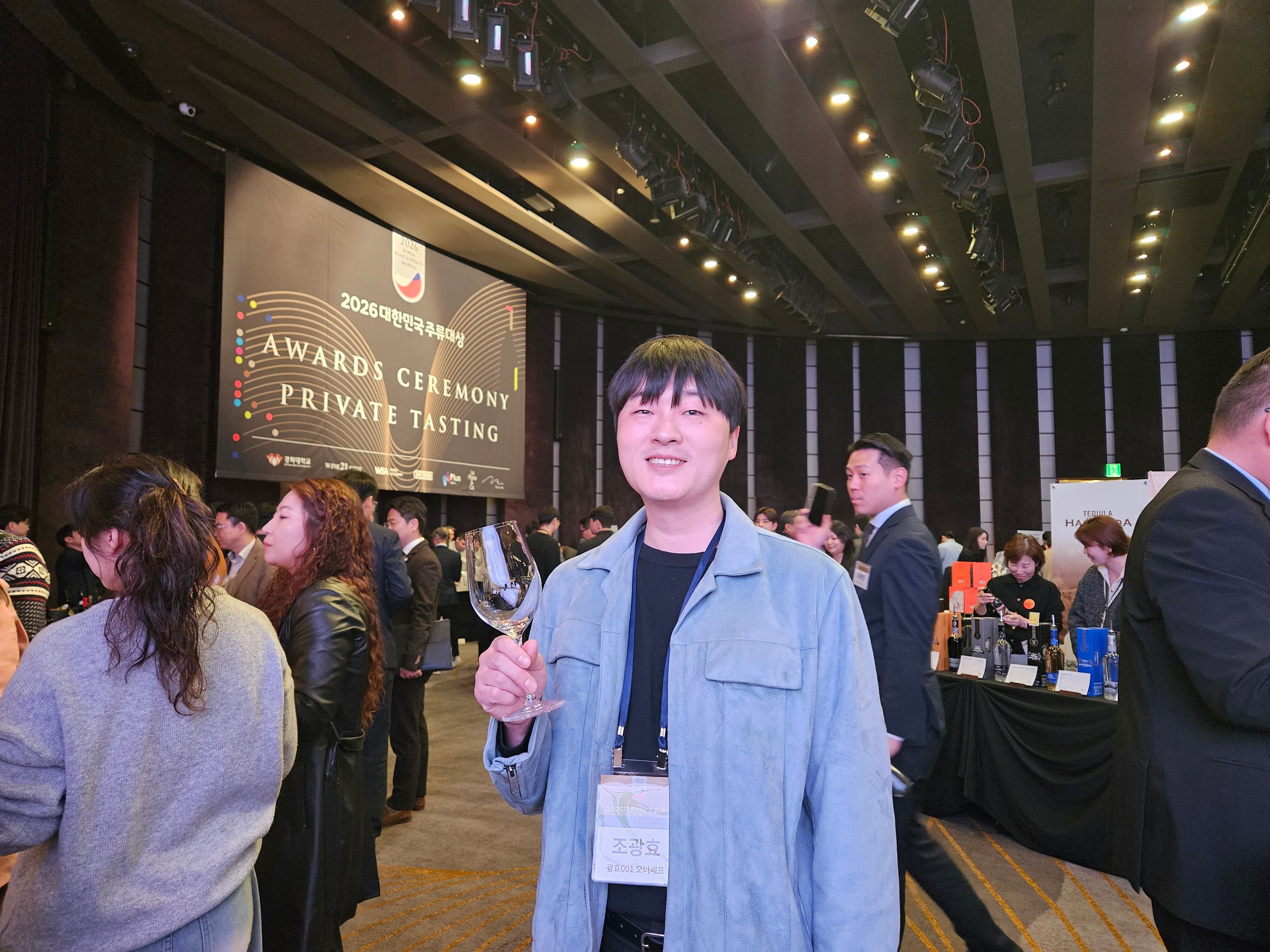 

<figure>” /><figcaption>
<figure></figcaption></figure>
<p>試飲会にはチョ・シェフと同じバイヤーだけでなく、酒類に関心のある一般客や製造者、輸入業者など業界関係者ら280人余が参加した。チョ・シェフは「食事時間を100分に制限しているため、手ごろな価格帯と容量の酒を提案しているが、高粱酒の需要が結構ある」と述べた。</p>
<p>ユ・ソンウン韓国蒸留酒協会事務局長は「ウイスキーに続いて注目されるのは白酒とテキーラだ」として、「中国やメキシコの現地食文化が入ってきたことで酒も注目されている」と語った。ユ氏は「乙支路に行くと若者が路上のタコス屋でテキーラを合わせて飲み、中華料理店では延台（ヨンタイ）高粱酒ではなく高級な白酒を求める傾向がある」と述べた。</p>
<p>近年、若年層を中心に酒の消費文化が変化し、希少性の高い酒を求める需要が増えている。ノンアルコールや低アルコール飲料の消費は着実に増加する一方で、価格が高めでも味や原料、背景にあるストーリーを重視して選ぶ傾向が明らかになっている。</p>
<figure><img decoding=