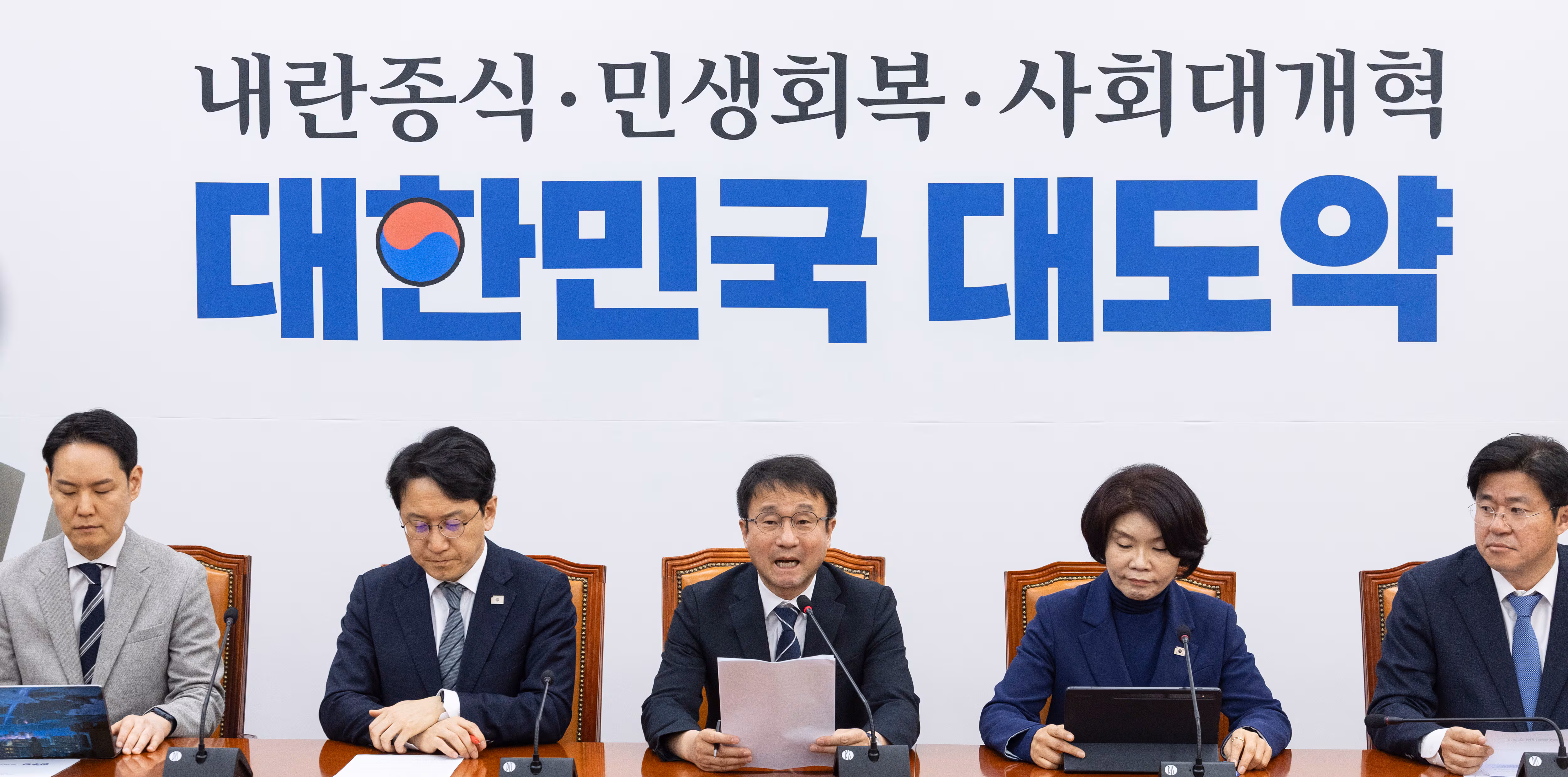 더불어민주당 한병도 원내대표가 26일 국회에서 열린 정책조정회의에서 발언하고 있다./연합뉴스