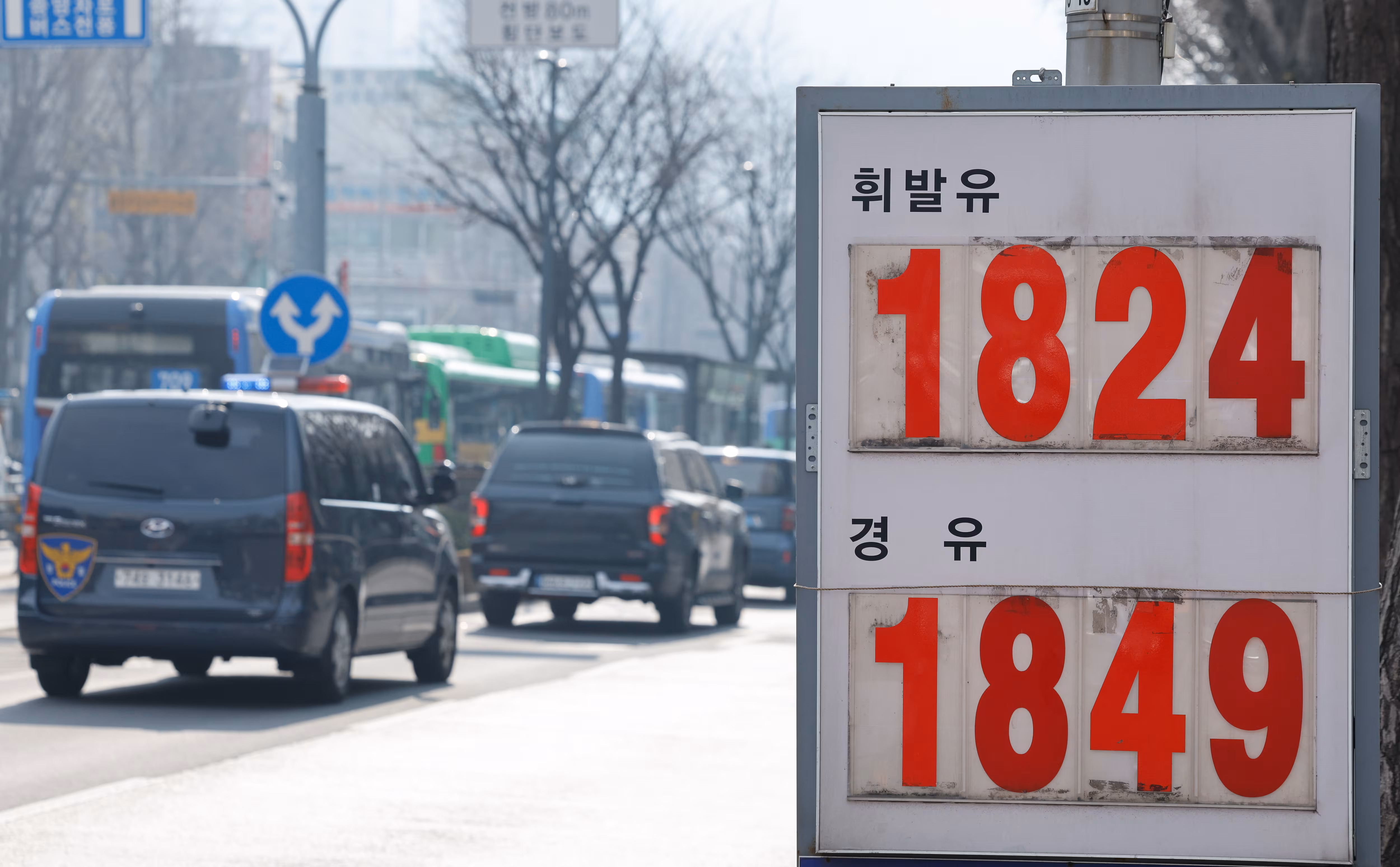 최고가격제 시행 나흘째인 16일 서울 시내 주유소에 휘발유, 경유 등 유가 정보가 표시돼 있다./ 뉴스1