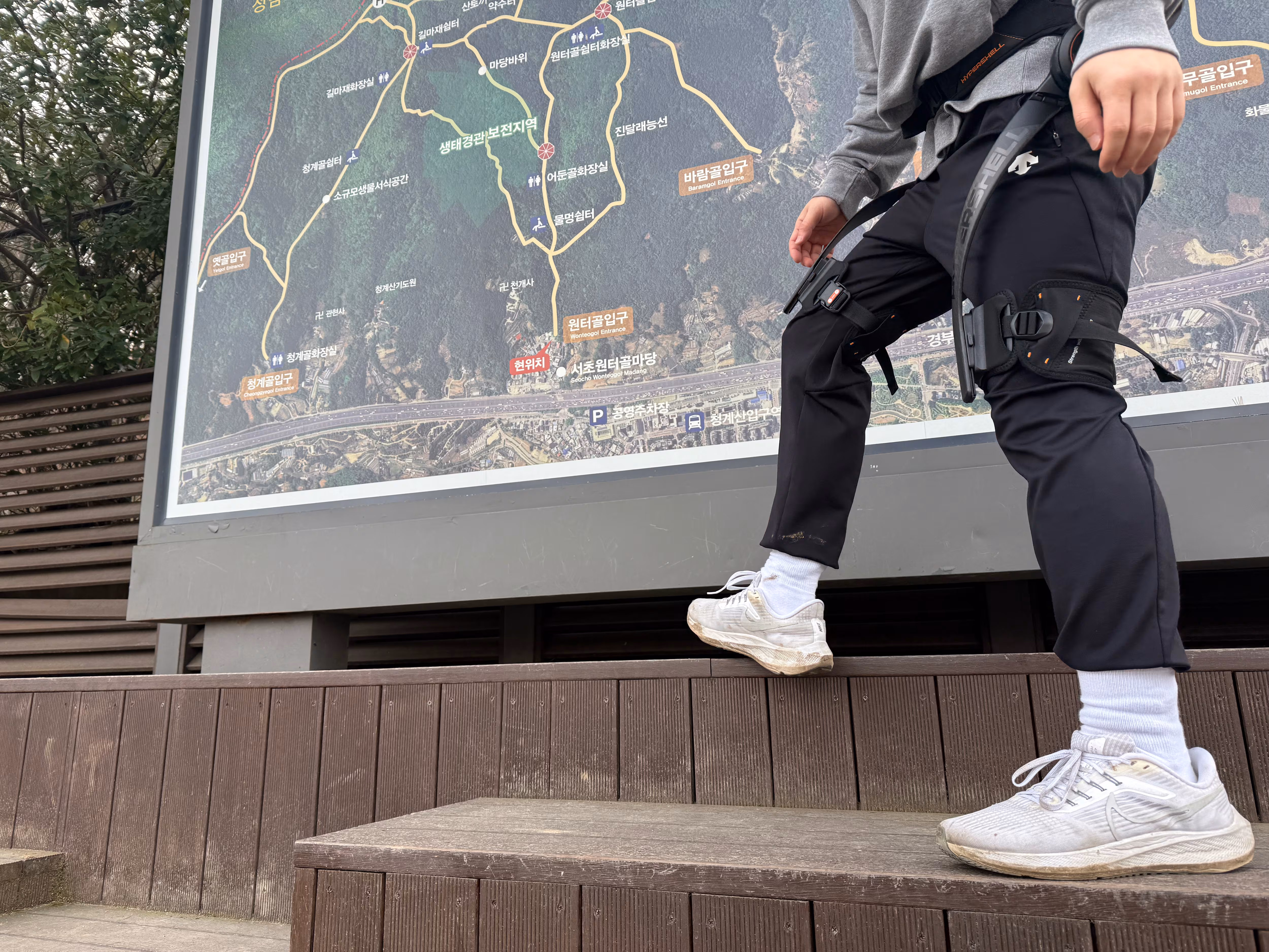 웨어러블 로봇 하이퍼쉘X 울트라를 착용한 모습. /서일원 기자