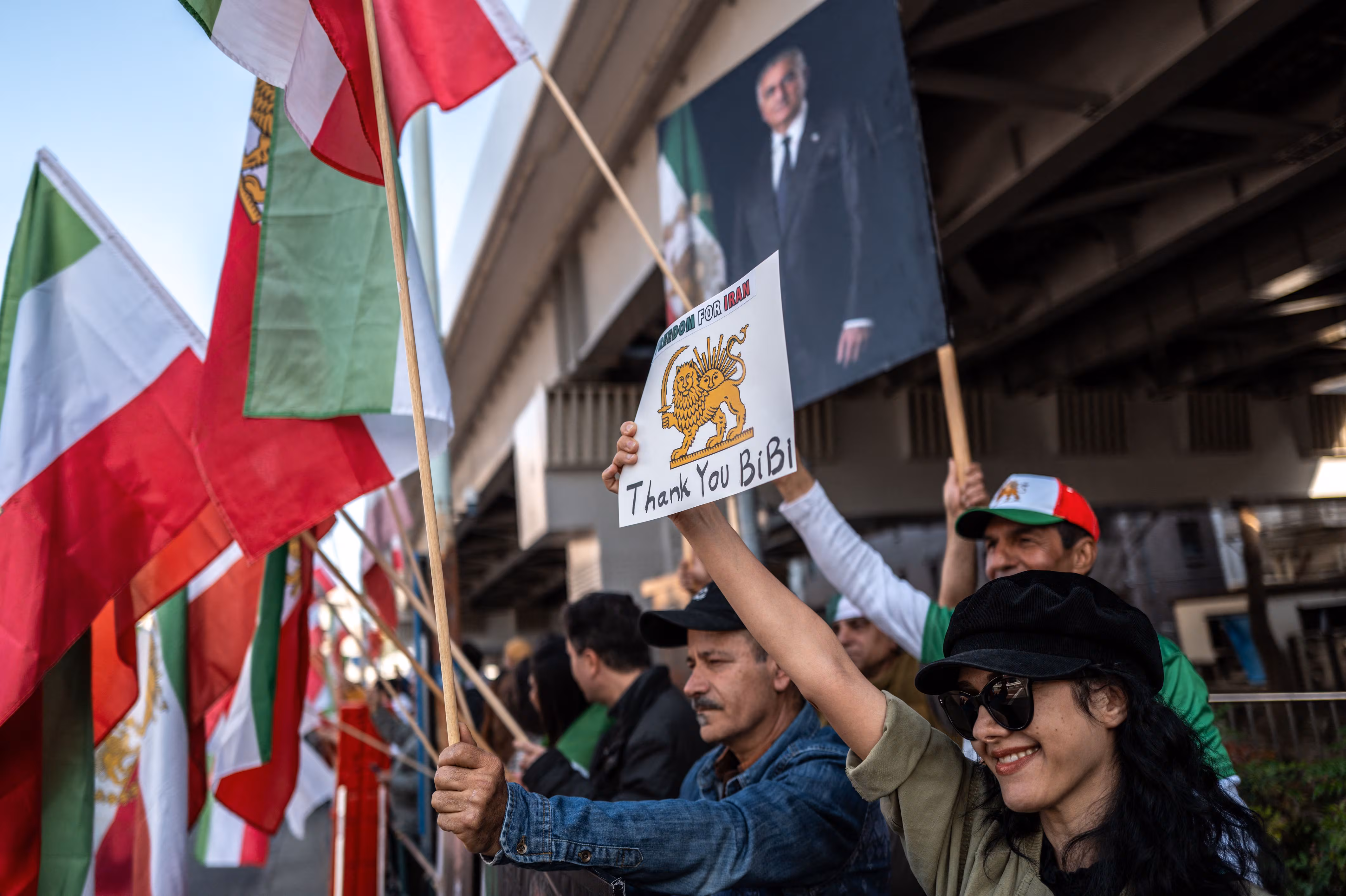 2026년 3월 1일 일본 도쿄 주재 이란대사관 인근에서 열린 미국·이스라엘의 이란 이슬람공화국 정부에 대한 군사 행동 지지 집회에서 한 여성이 이스라엘 총리 베냐민 네타냐후를 지칭하는 “고마워요 비비(Thank you Bibi)”라고 적힌 팻말을 들고 있다./연합뉴스