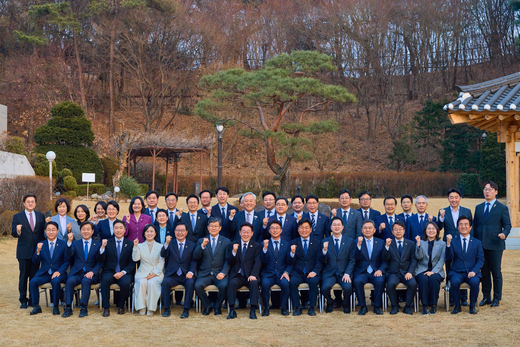 이재명 대통령과 더불어민주당 초선 의원들이 지난 15일 만찬을 기념해 사진 촬영을 하고 있다./조정식 청와대 정무특보 페이스북