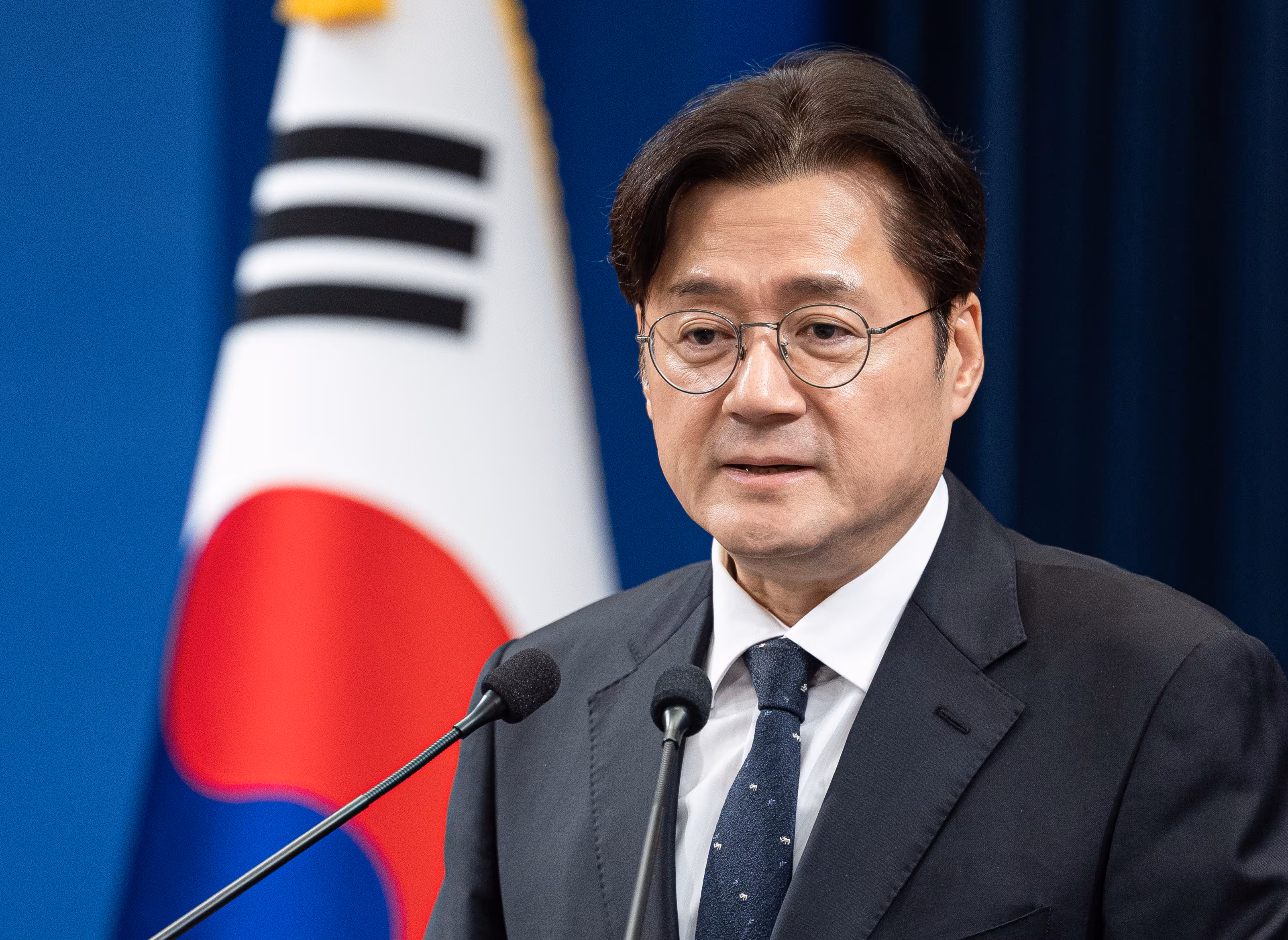 홍익표 정무수석이 12일 청와대 춘추관에서 여야 양당 대표 오찬회동 취소 관련 현안 브리핑을 하고 있다./뉴스1