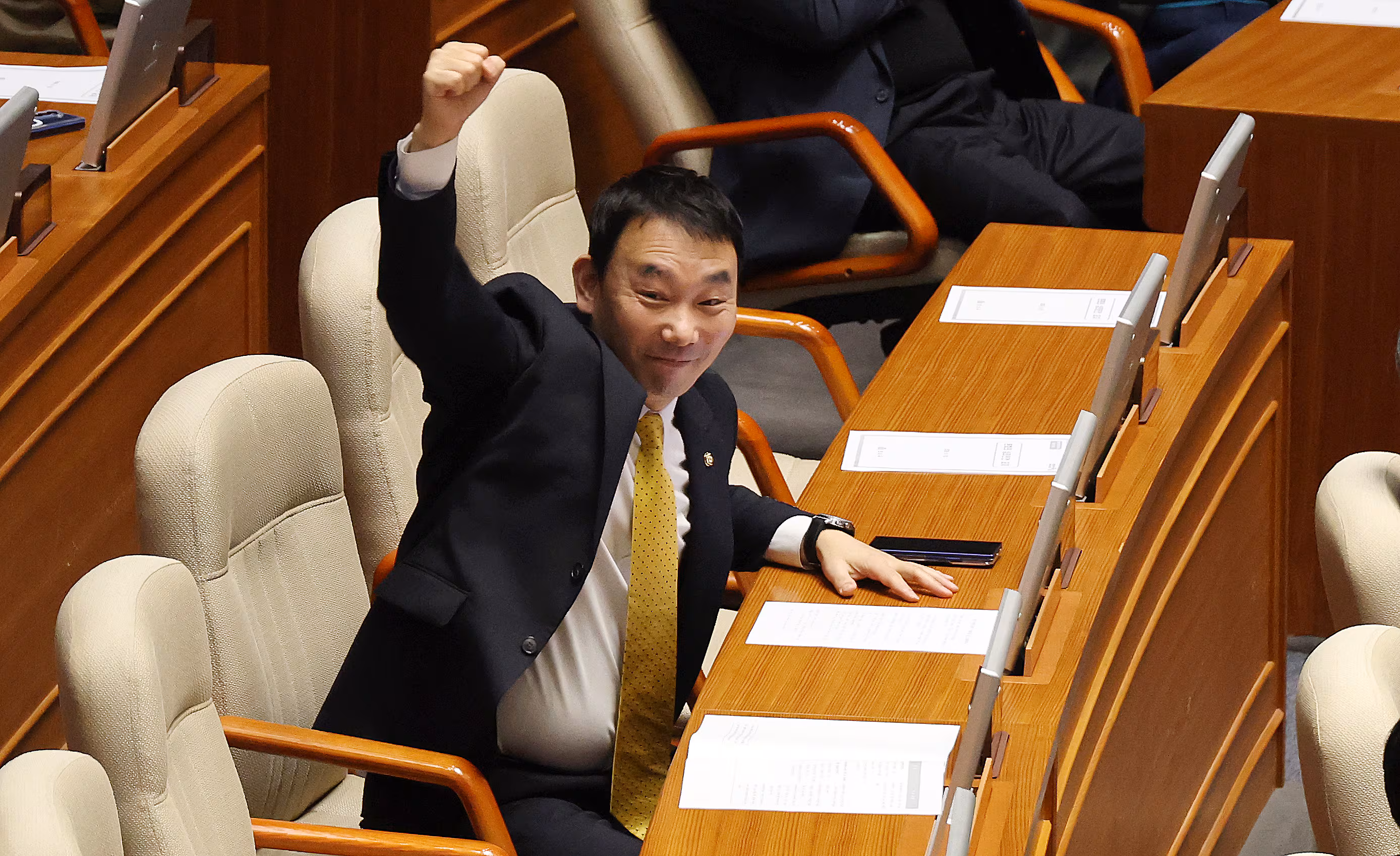 20일 국회에서 열린 3월 임시국회 2차 본회의에서 검찰 개혁 법안인 공소청법(대안)이 무제한 토론(필리버스터) 끝에 통과되자 법제사법위원회 여당 간사인 김용민 더불어민주당 의원이 주먹을 들어 보이고 있다./연합뉴스