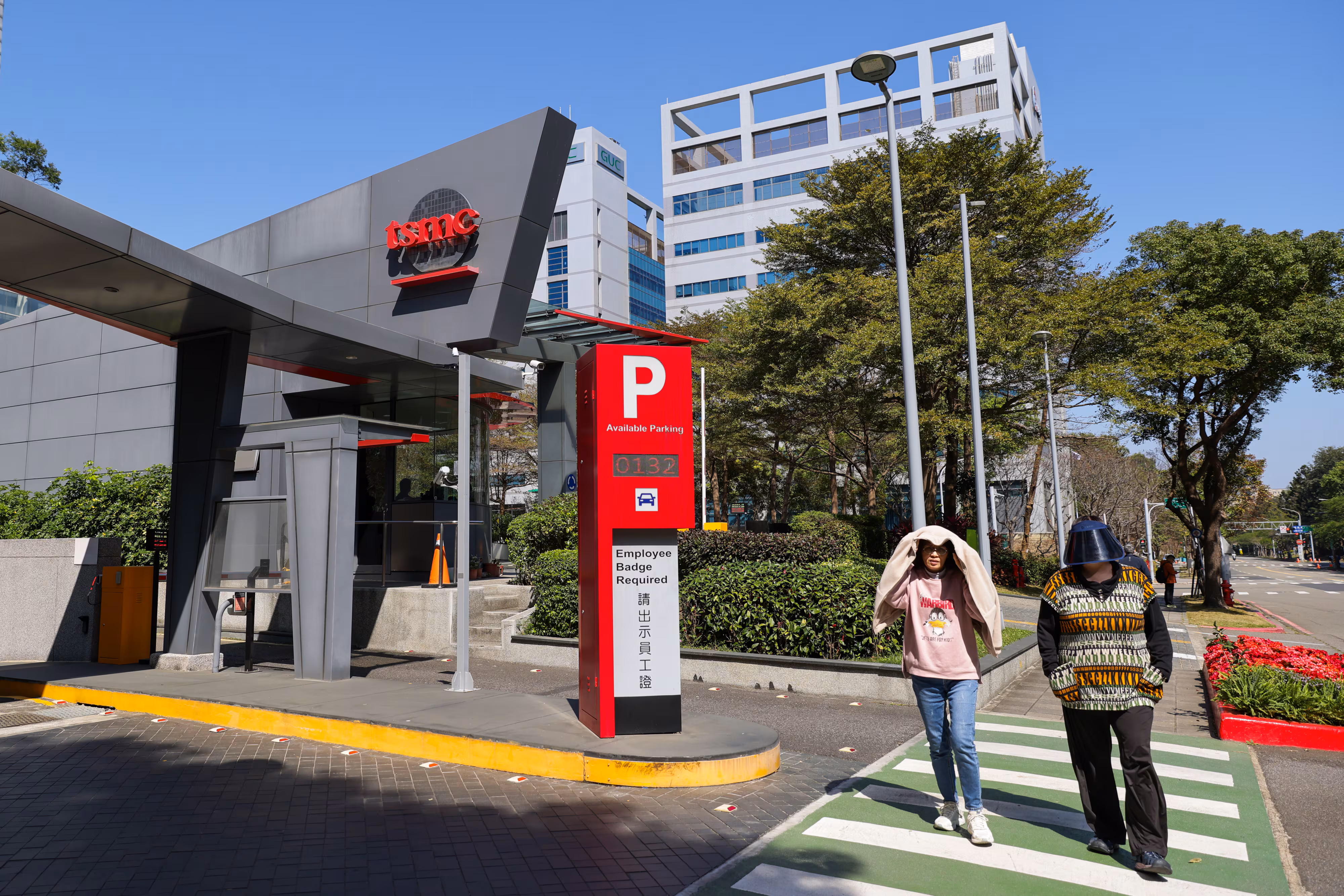 지난 2월 대만 신주 TSMC 사무실 앞을 사람들이 지나가고 있다./EPA연합뉴스 