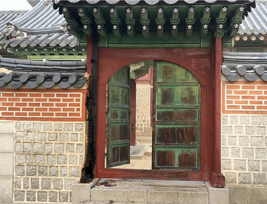 28일 오전 5시 30분쯤 경복궁 자선당 앞에 있는 문인 삼비문(三備門) 인근에서 화재가 발생했다. 사진은 화재로 인해 일부 훼손된 삼비문. /연합뉴스