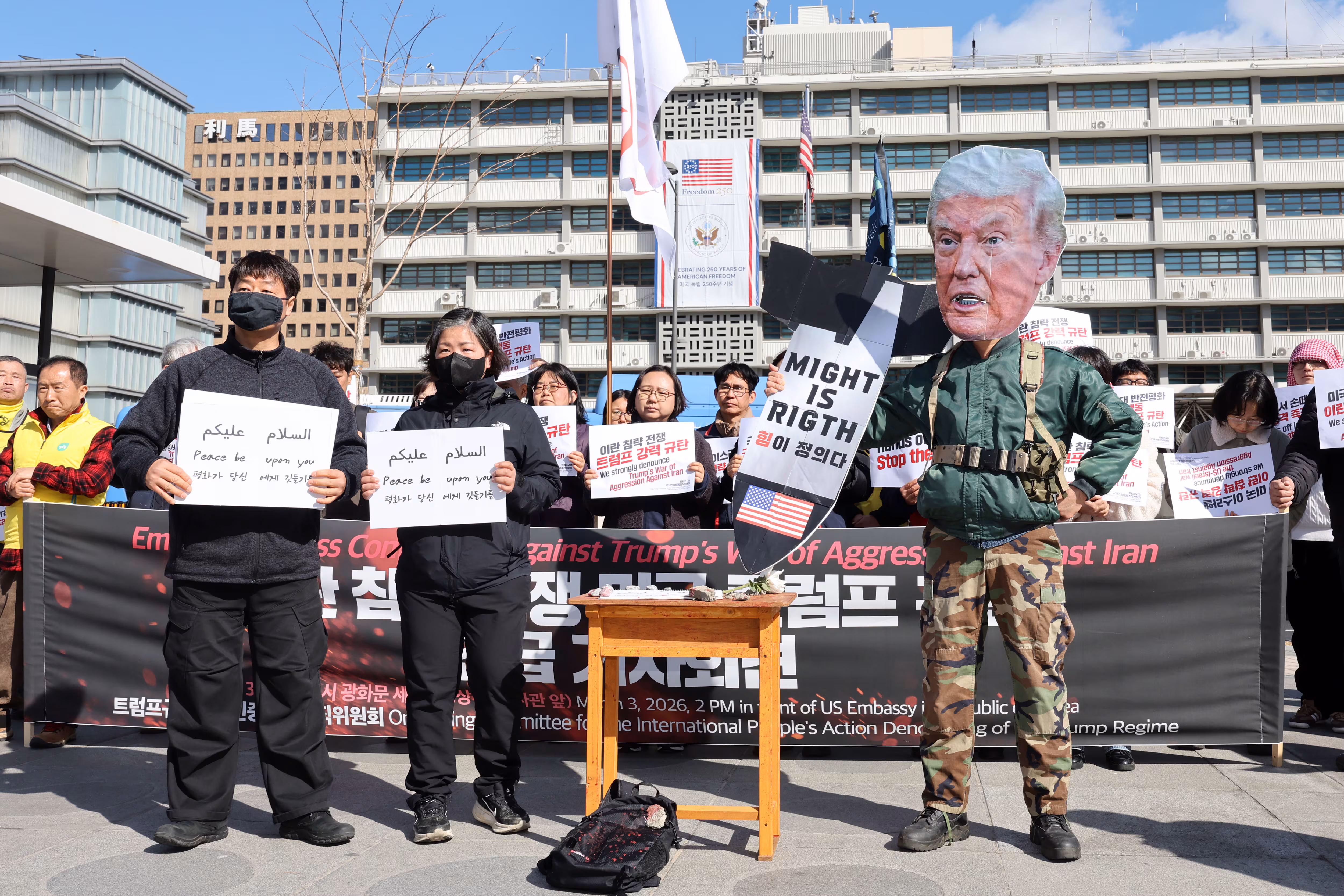 트럼프 규탄 국제민중행동 조직위원회가 3일 오후 서울 미국 대사관 앞에서 열린 '이란 침략 전쟁 미국 트럼프 규탄 긴급 기자회견'에서 퍼포먼스를 하고 있다. /뉴스1