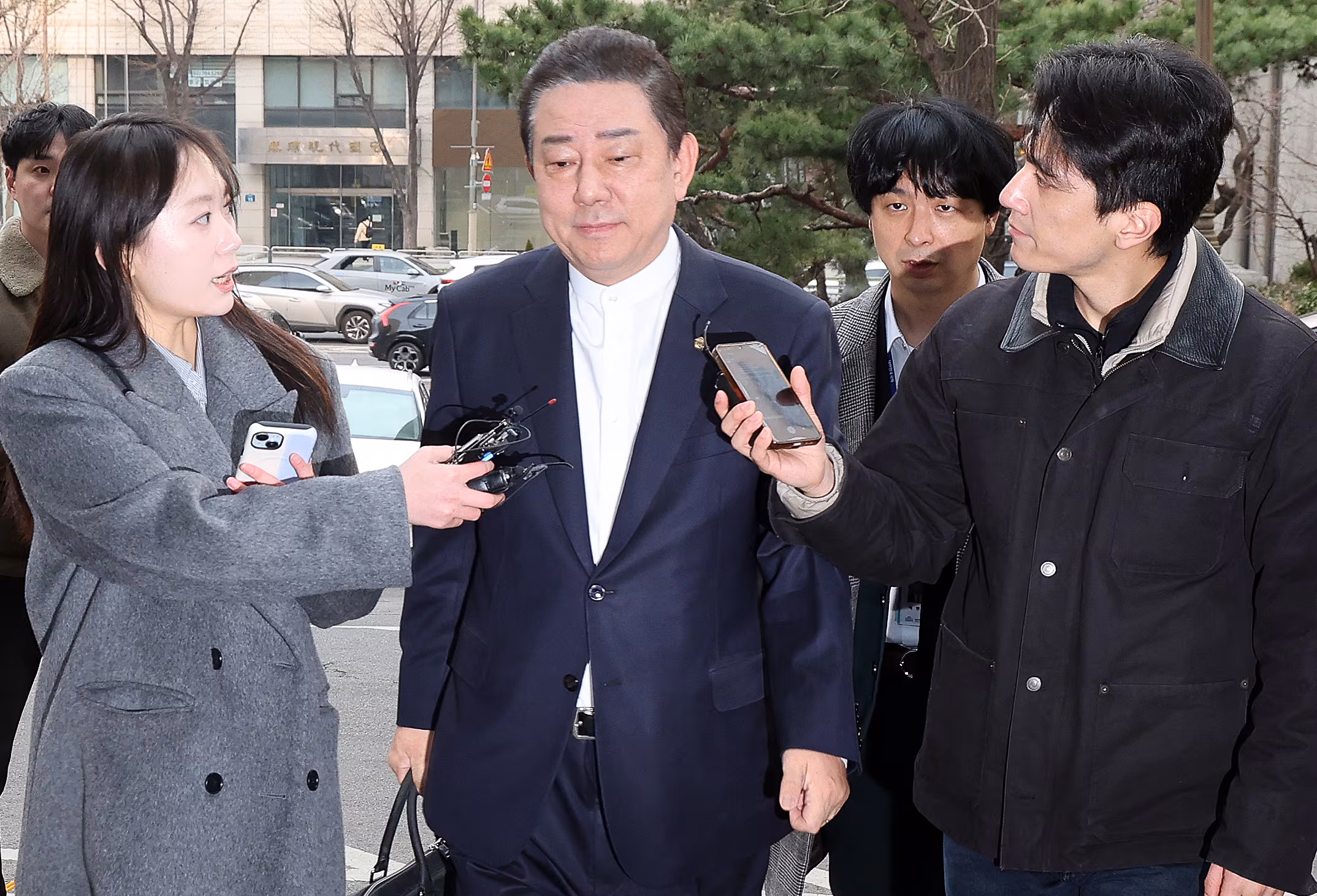 김병기 무소속 의원이 11일 오전 서울 마포구 서울경찰청 공공범죄수사대에 피의자 신분으로 3차 조사를 받기 위해 출석하고 있다. /뉴스1